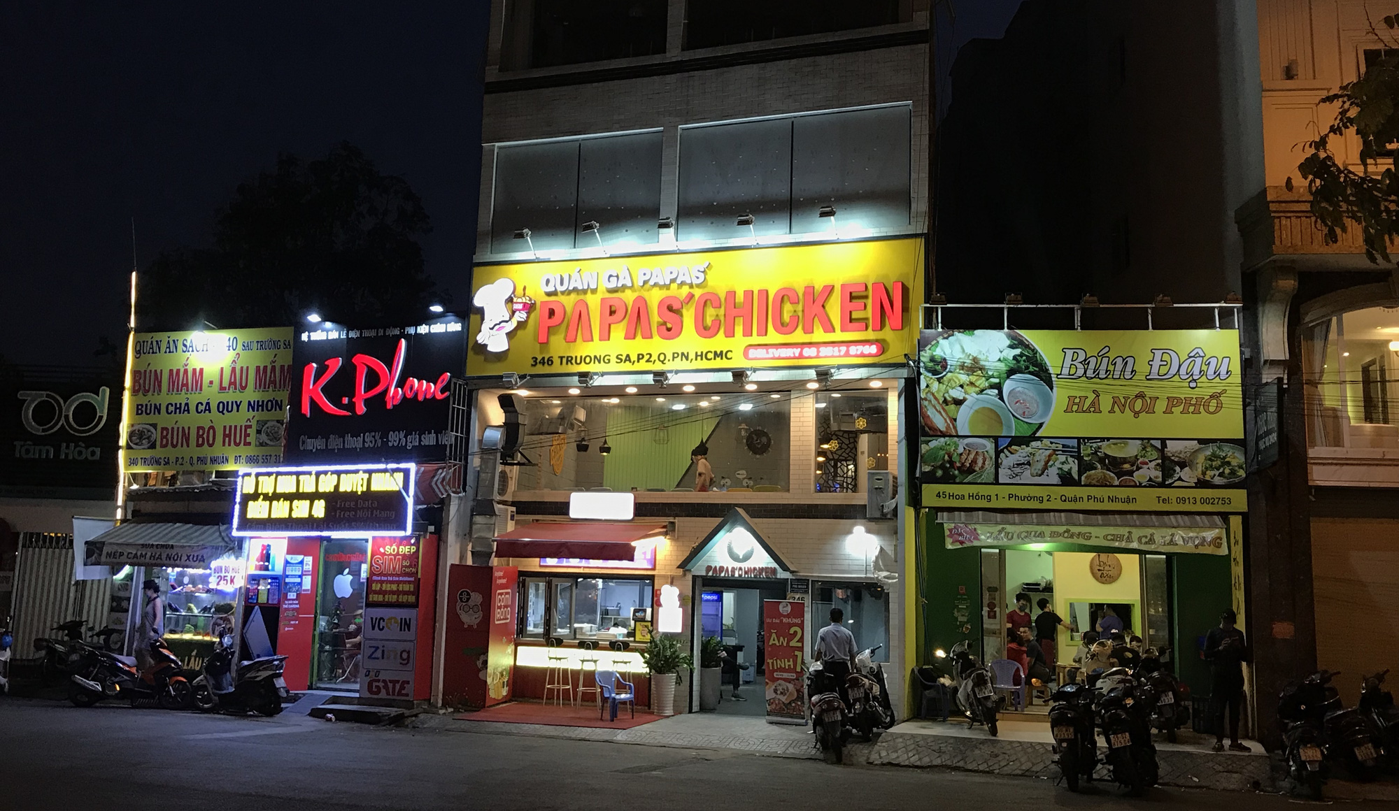 Nhà hàng, quán ăn Sài Gòn vội vàng đóng cửa phòng Covid-19 sau quyết định của UBND TP - Ảnh 13. Nhà hàng, quán ăn Sài Gòn vội vàng đóng cửa phòng Covid-19 sau quyết định của UBND TP - Ảnh 13.