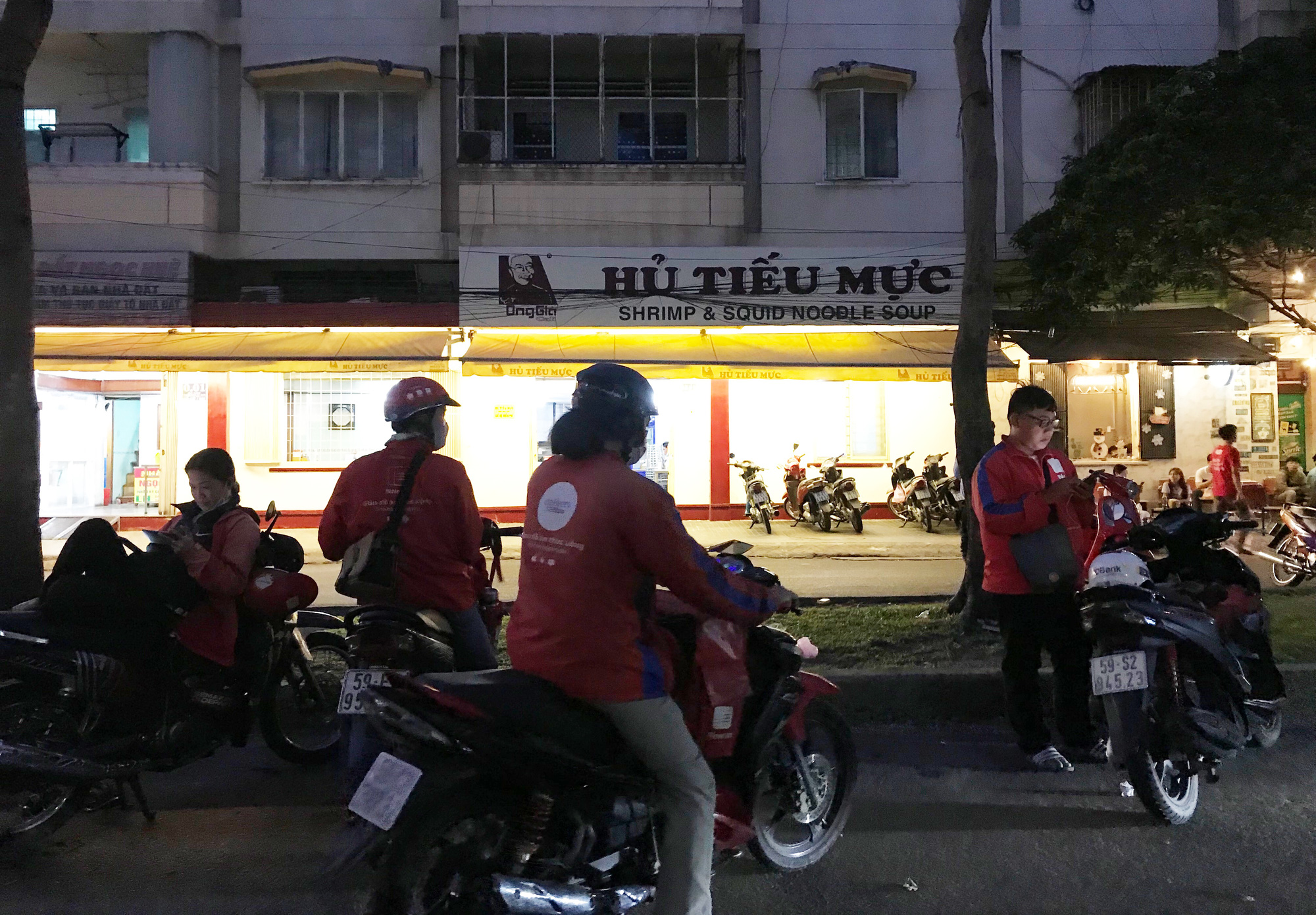 Nhà hàng, quán ăn Sài Gòn vội vàng đóng cửa phòng Covid-19 sau quyết định của UBND TP - Ảnh 12. Nhà hàng, quán ăn Sài Gòn vội vàng đóng cửa phòng Covid-19 sau quyết định của UBND TP - Ảnh 12.