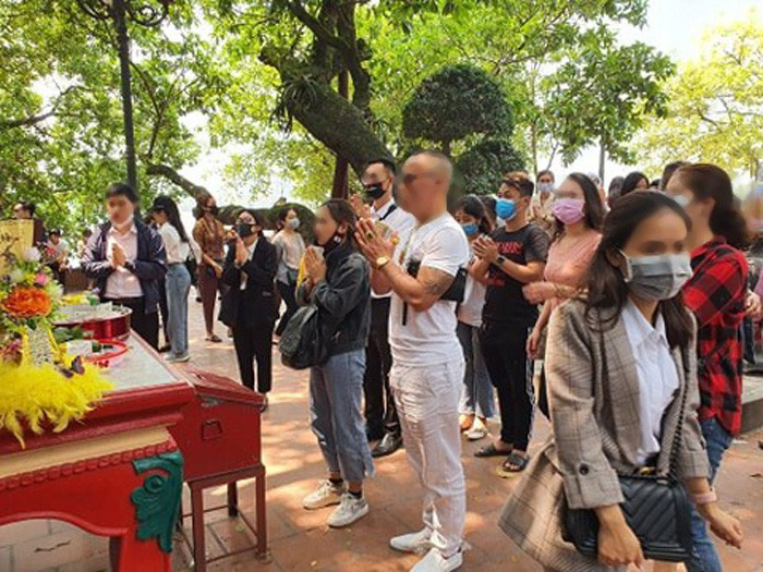 Người dân Hà Nội vẫn chen chân đi lễ Phủ Tây Hồ trong dịch Covid-19 - Ảnh 6. Người dân Hà Nội vẫn chen chân đi lễ Phủ Tây Hồ trong dịch Covid-19 - Ảnh 6.