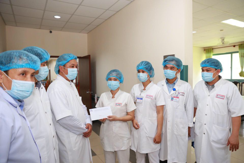 18 y bác sĩ viết đơn tình nguyện vào 'tâm dịch' Covid-19 chăm sóc bệnh nhân - Ảnh 4. 18 y bác sĩ viết đơn tình nguyện vào 'tâm dịch' Covid-19 chăm sóc bệnh nhân - Ảnh 4.