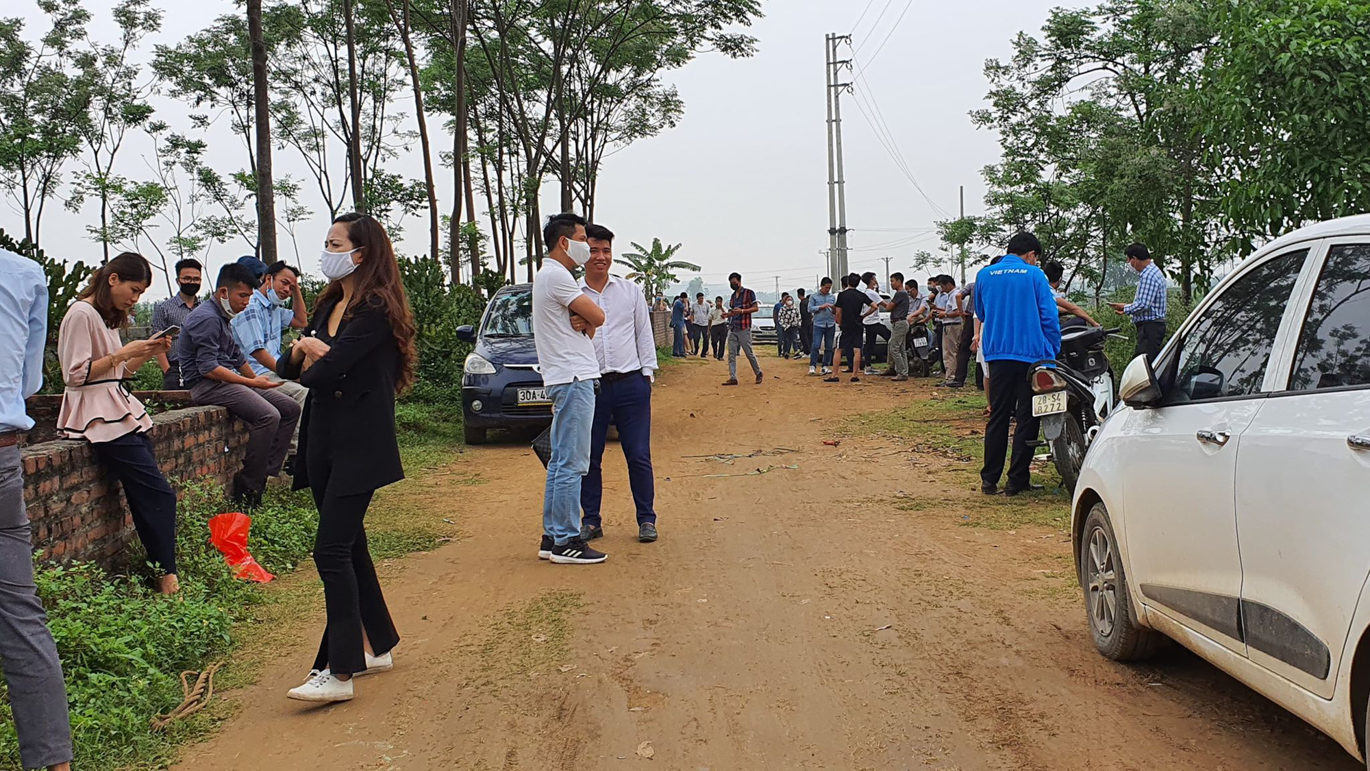 Trăm ô tô đến 'săn' đất Hòa Lạc: Độc chiêu thổi giá một vốn bốn lời? - Ảnh 3. Trăm ô tô đến 'săn' đất Hòa Lạc: Độc chiêu thổi giá một vốn bốn lời? - Ảnh 3.