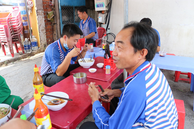 Sau lệnh đóng cửa hàng quán ở TP HCM: Dân văn phòng ăn cơm trưa thế nào? - Ảnh 5. Sau lệnh đóng cửa hàng quán ở TP HCM: Dân văn phòng ăn cơm trưa thế nào? - Ảnh 5.