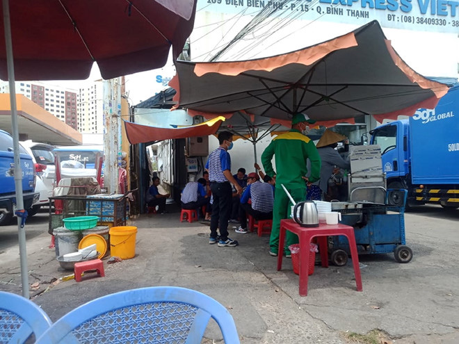 Sau lệnh đóng cửa hàng quán ở TP HCM: Dân văn phòng ăn cơm trưa thế nào? - Ảnh 6. Sau lệnh đóng cửa hàng quán ở TP HCM: Dân văn phòng ăn cơm trưa thế nào? - Ảnh 6.