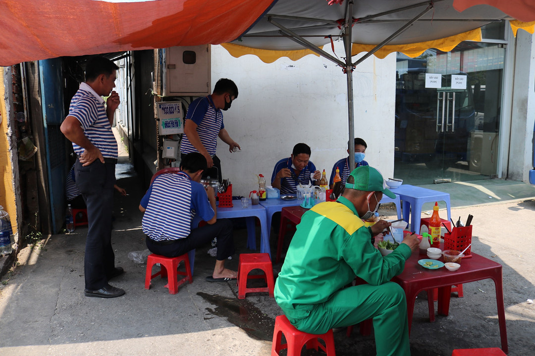 Sau lệnh đóng cửa hàng quán ở TP HCM: Dân văn phòng ăn cơm trưa thế nào? - Ảnh 1. Sau lệnh đóng cửa hàng quán ở TP HCM: Dân văn phòng ăn cơm trưa thế nào? - Ảnh 1.