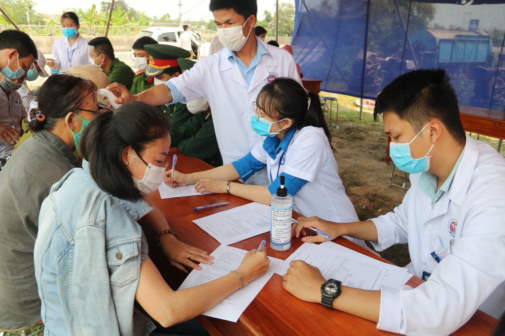 18 y bác sĩ viết đơn tình nguyện vào 'tâm dịch' Covid-19 chăm sóc bệnh nhân - Ảnh 5. 18 y bác sĩ viết đơn tình nguyện vào 'tâm dịch' Covid-19 chăm sóc bệnh nhân - Ảnh 5.