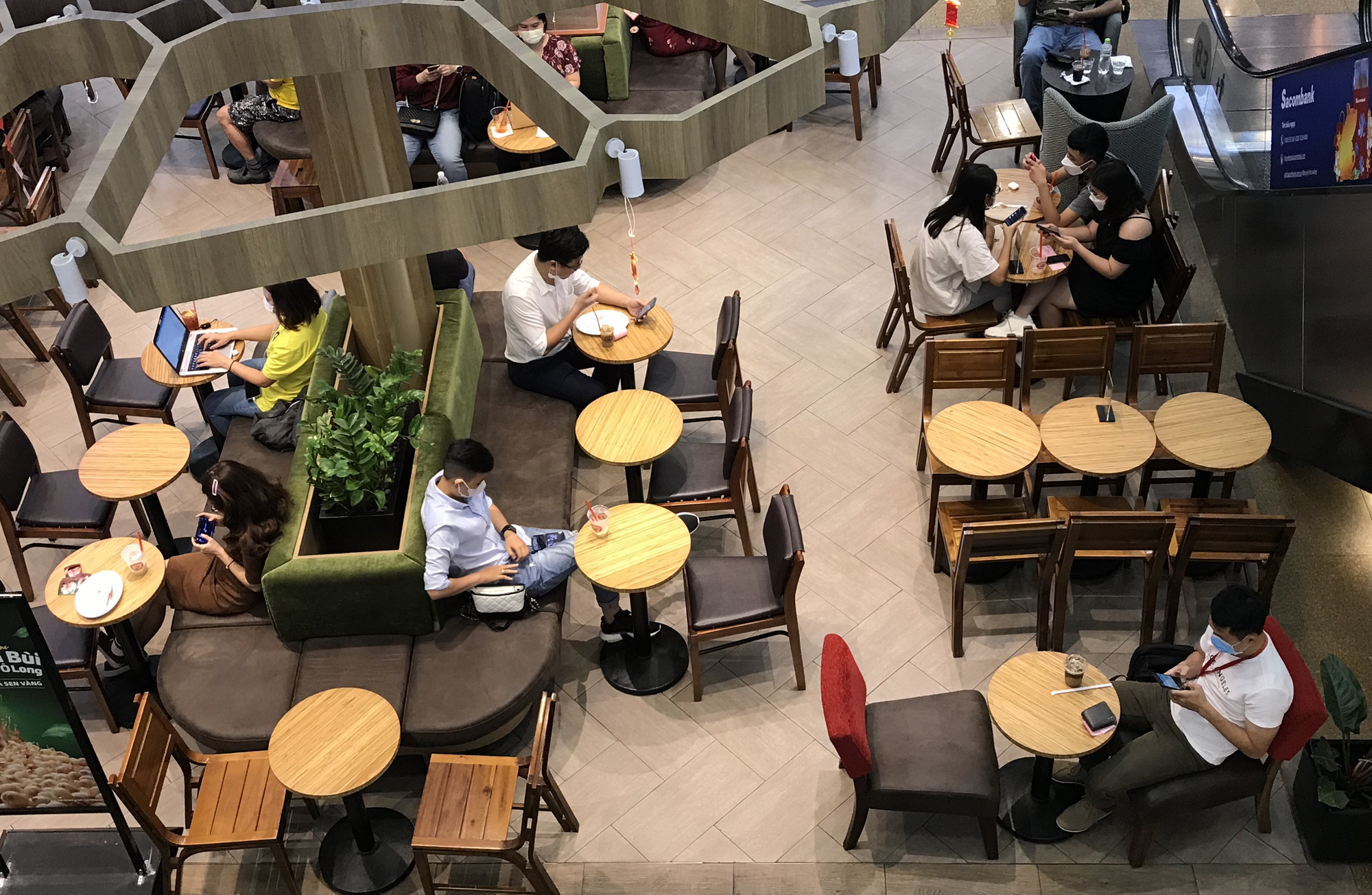 Quán ăn Sài Gòn không được quá 10 người/bàn, giữ khoảng cách 2 mét/khách nếu không sẽ đóng cửa - Ảnh 1. Quán ăn Sài Gòn không được quá 10 người/bàn, giữ khoảng cách 2 mét/khách nếu không sẽ đóng cửa - Ảnh 1.