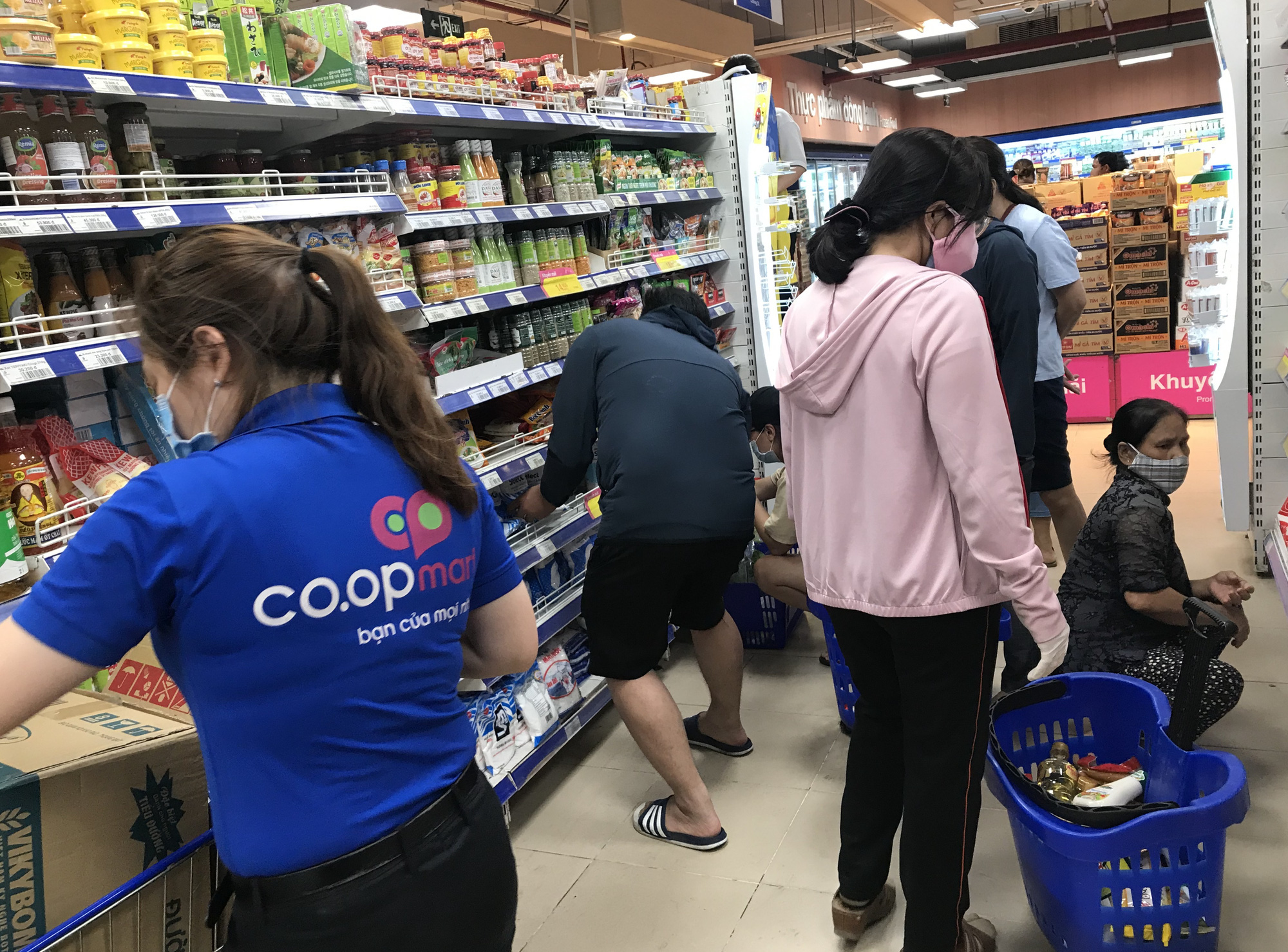 3 kịch bản cung ứng thực phẩm cho người dân TP HCM, Co.opmart tuyên bố bán đủ hàng dự trữ cả tuần lễ - Ảnh 2. 3 kịch bản cung ứng thực phẩm cho người dân TP HCM, Co.opmart tuyên bố bán đủ hàng dự trữ cả tuần lễ - Ảnh 2.