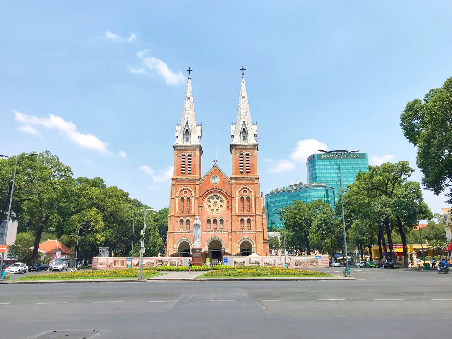 Các điểm du lịch tại TP.HCM vắng hoàn toàn sau quyết định dừng nhập cảnh người nước ngoài vào Việt Nam - Ảnh 1. Các điểm du lịch tại TP.HCM vắng hoàn toàn sau quyết định dừng nhập cảnh người nước ngoài vào Việt Nam - Ảnh 1.