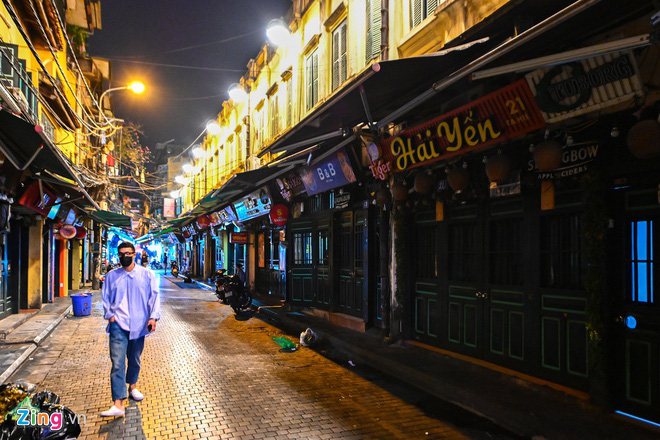 Hà Nội tạm đóng cửa quán bar, massage, karaoke - Ảnh 1.