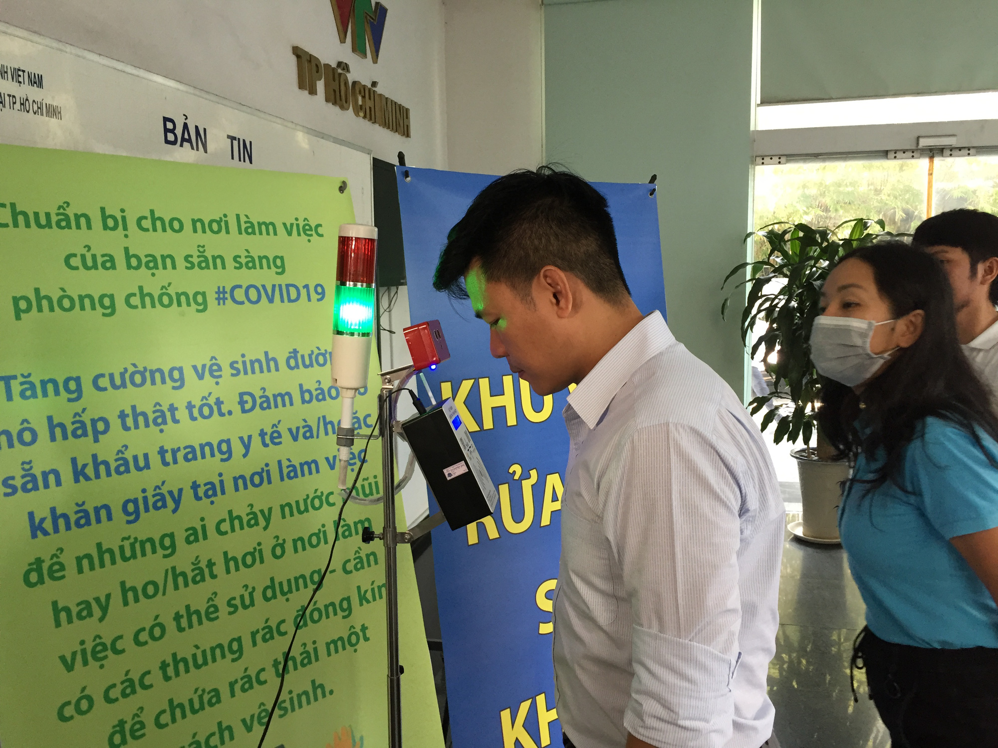 Virus corona diễn biến phức tạp, nhiều nơi lắp đặt máy đo thân nhiệt khu vực đông người để phòng tránh - Ảnh 1. Virus corona diễn biến phức tạp, nhiều nơi lắp đặt máy đo thân nhiệt khu vực đông người để phòng tránh - Ảnh 1.