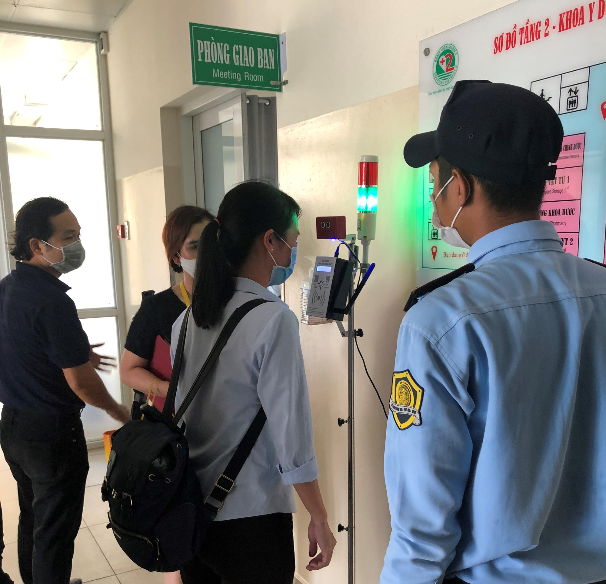 Virus corona diễn biến phức tạp, nhiều nơi lắp đặt máy đo thân nhiệt khu vực đông người để phòng tránh - Ảnh 3. Virus corona diễn biến phức tạp, nhiều nơi lắp đặt máy đo thân nhiệt khu vực đông người để phòng tránh - Ảnh 3.