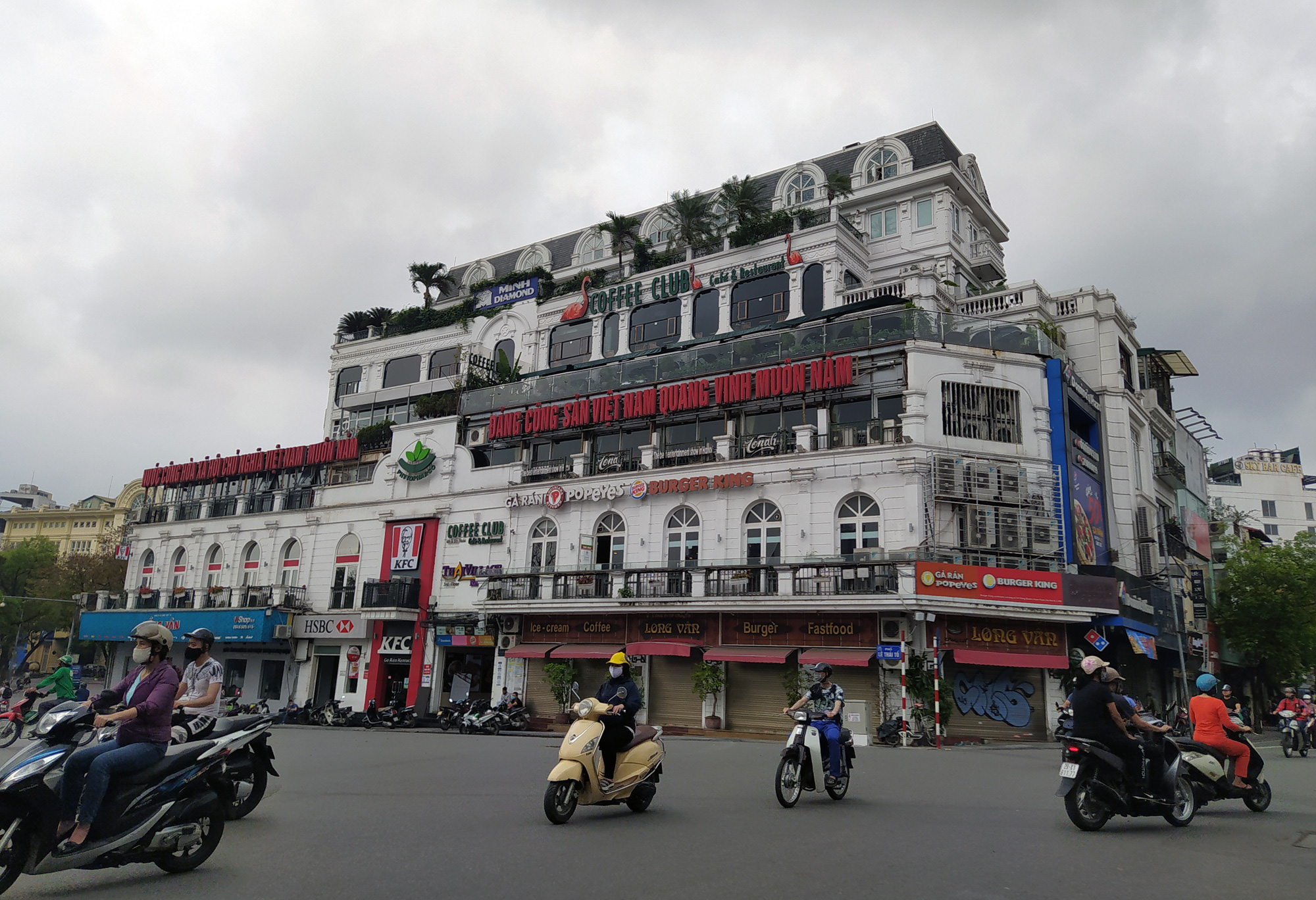 Hà Nội giữa dịch Covid-19: Người dân mặc áo mưa đi mua hàng, nhiều quán cà phê vẫn mở cửa - Ảnh 1. Hà Nội giữa dịch Covid-19: Người dân mặc áo mưa đi mua hàng, nhiều quán cà phê vẫn mở cửa - Ảnh 1.