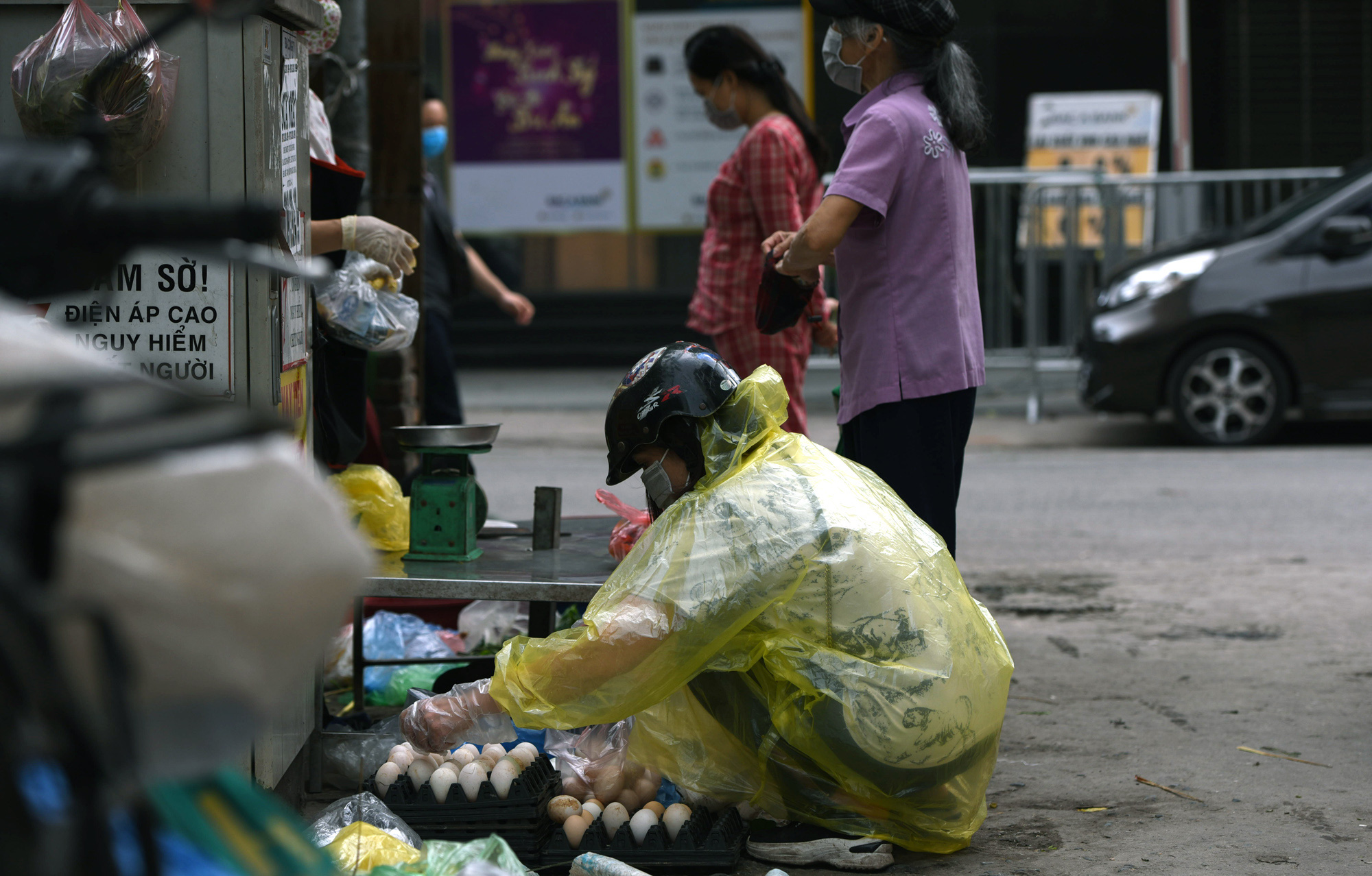 Hà Nội giữa dịch Covid-19: Người dân mặc áo mưa đi mua hàng, nhiều quán cà phê vẫn mở cửa - Ảnh 11. Hà Nội giữa dịch Covid-19: Người dân mặc áo mưa đi mua hàng, nhiều quán cà phê vẫn mở cửa - Ảnh 11.