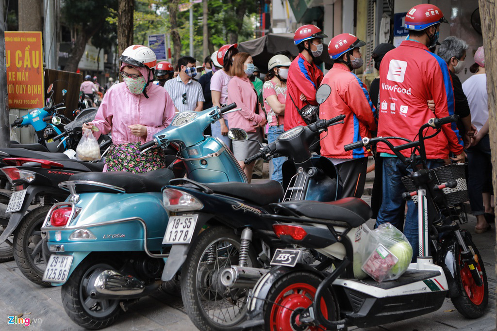 Xếp hàng dài tràn ra đường mua bánh trôi, bánh chay dù đang dịch - Ảnh 1. Xếp hàng dài tràn ra đường mua bánh trôi, bánh chay dù đang dịch - Ảnh 1.