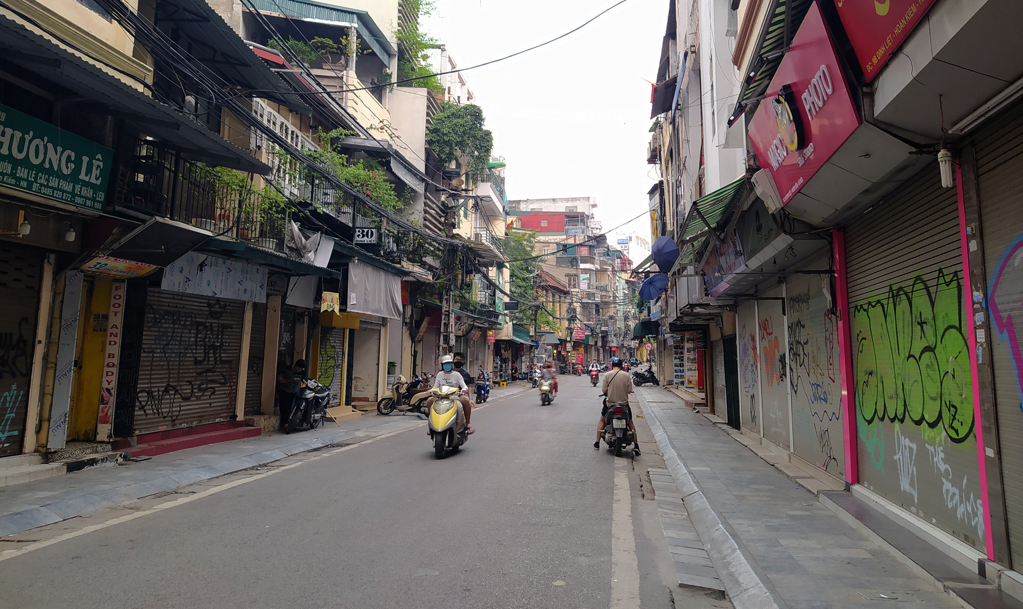 Hà Nội giữa dịch Covid-19: Người dân mặc áo mưa đi mua hàng, nhiều quán cà phê vẫn mở cửa - Ảnh 2. Hà Nội giữa dịch Covid-19: Người dân mặc áo mưa đi mua hàng, nhiều quán cà phê vẫn mở cửa - Ảnh 2.
