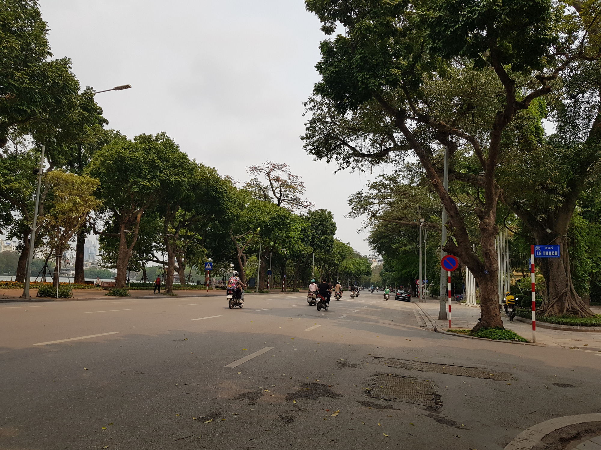 Sau lệnh tạm thời đóng cửa, nhiều đường phố Hà Nội thông thoáng như ngày Tết - Ảnh 1. Sau lệnh tạm thời đóng cửa, nhiều đường phố Hà Nội thông thoáng như ngày Tết - Ảnh 1.
