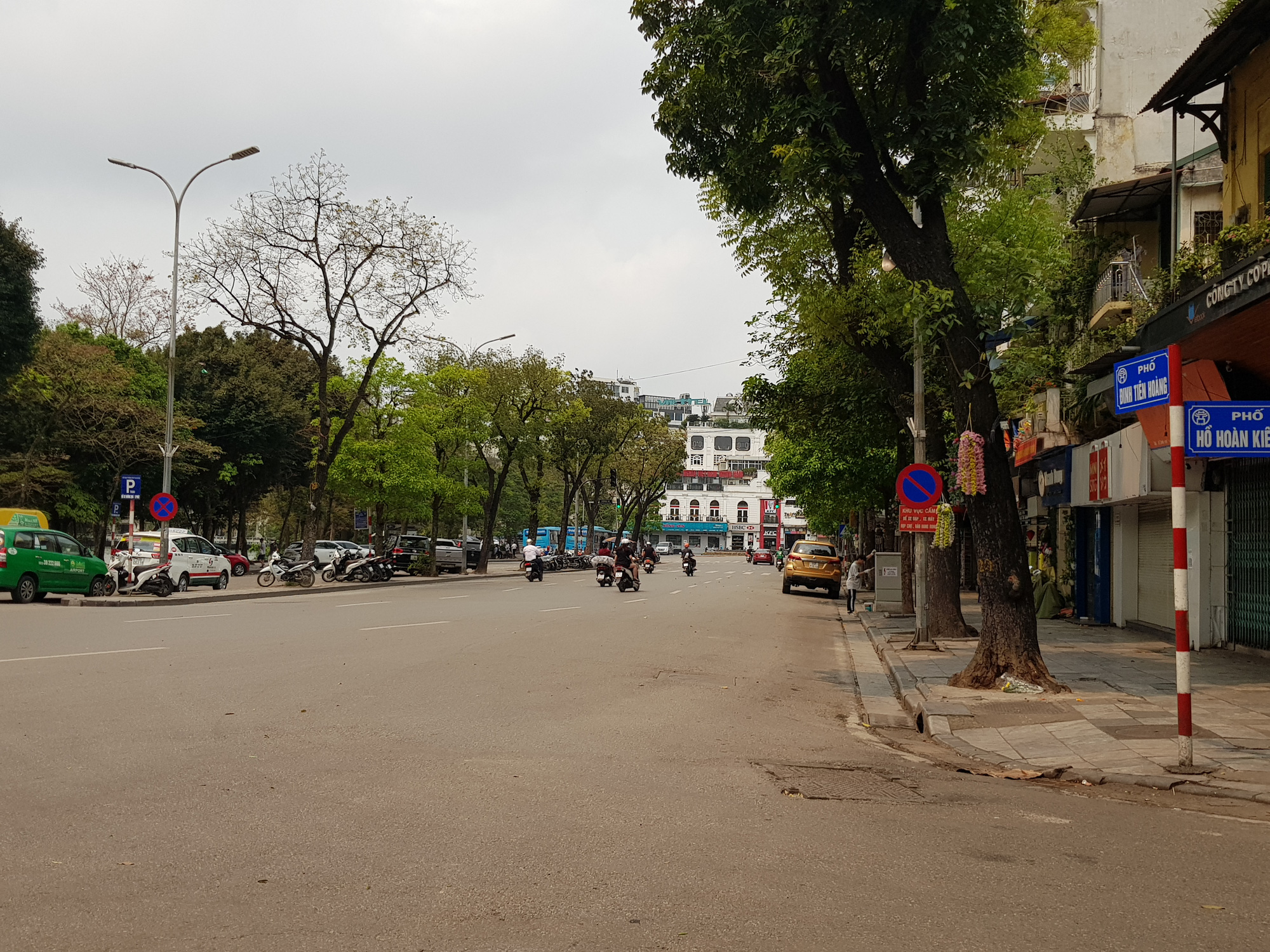 Sau lệnh tạm thời đóng cửa, nhiều đường phố Hà Nội thông thoáng như ngày Tết - Ảnh 2. Sau lệnh tạm thời đóng cửa, nhiều đường phố Hà Nội thông thoáng như ngày Tết - Ảnh 2.