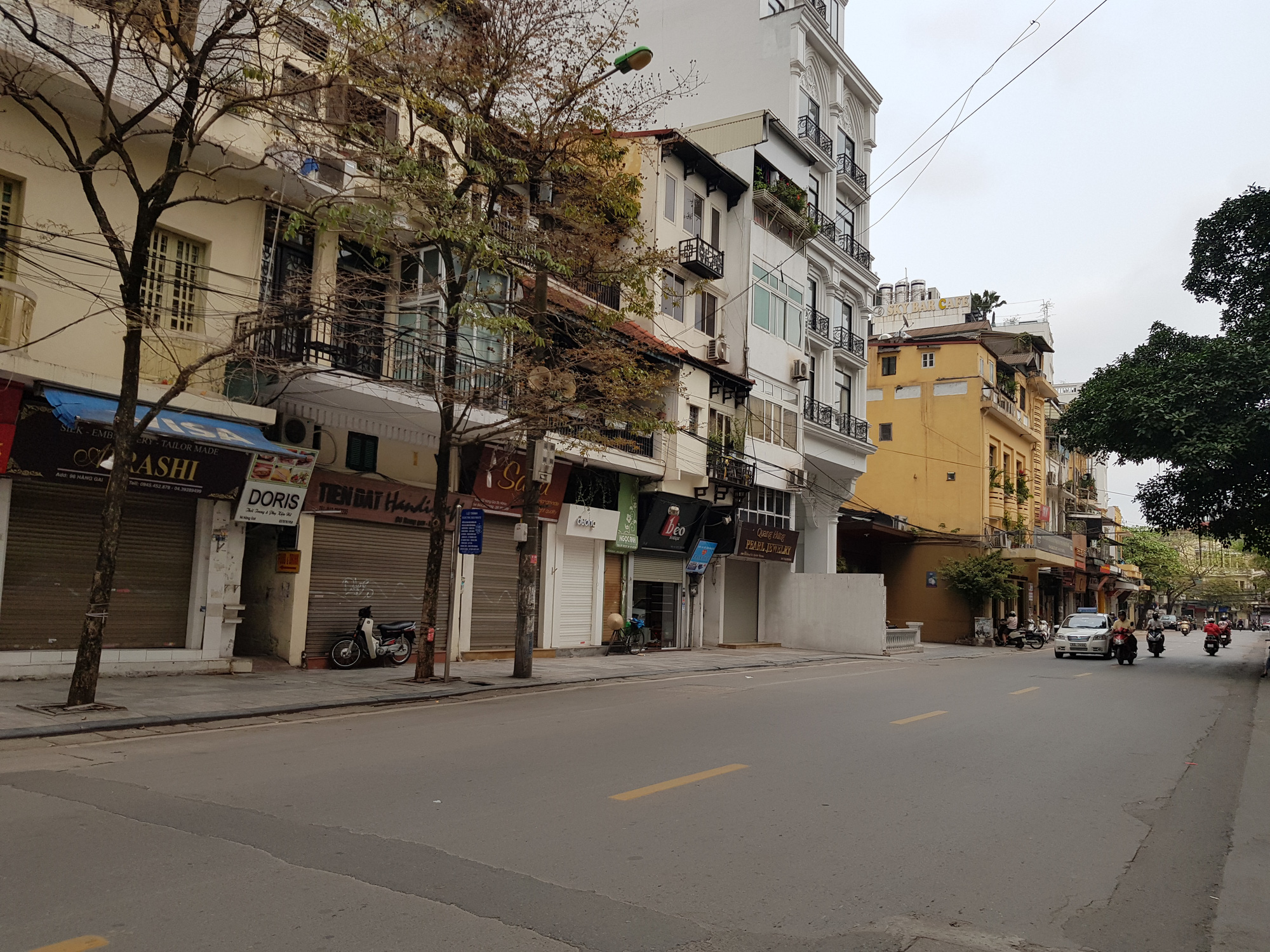 Sau lệnh tạm thời đóng cửa, nhiều đường phố Hà Nội thông thoáng như ngày Tết - Ảnh 4. Sau lệnh tạm thời đóng cửa, nhiều đường phố Hà Nội thông thoáng như ngày Tết - Ảnh 4.