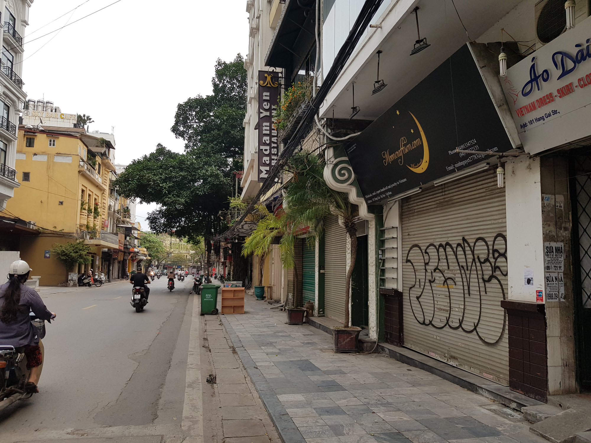 Sau lệnh tạm thời đóng cửa, nhiều đường phố Hà Nội thông thoáng như ngày Tết - Ảnh 5. Sau lệnh tạm thời đóng cửa, nhiều đường phố Hà Nội thông thoáng như ngày Tết - Ảnh 5.