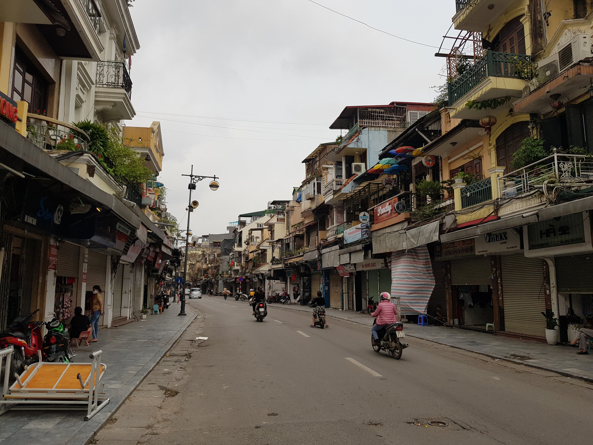 Sau lệnh tạm thời đóng cửa, nhiều đường phố Hà Nội thông thoáng như ngày Tết - Ảnh 6. Sau lệnh tạm thời đóng cửa, nhiều đường phố Hà Nội thông thoáng như ngày Tết - Ảnh 6.