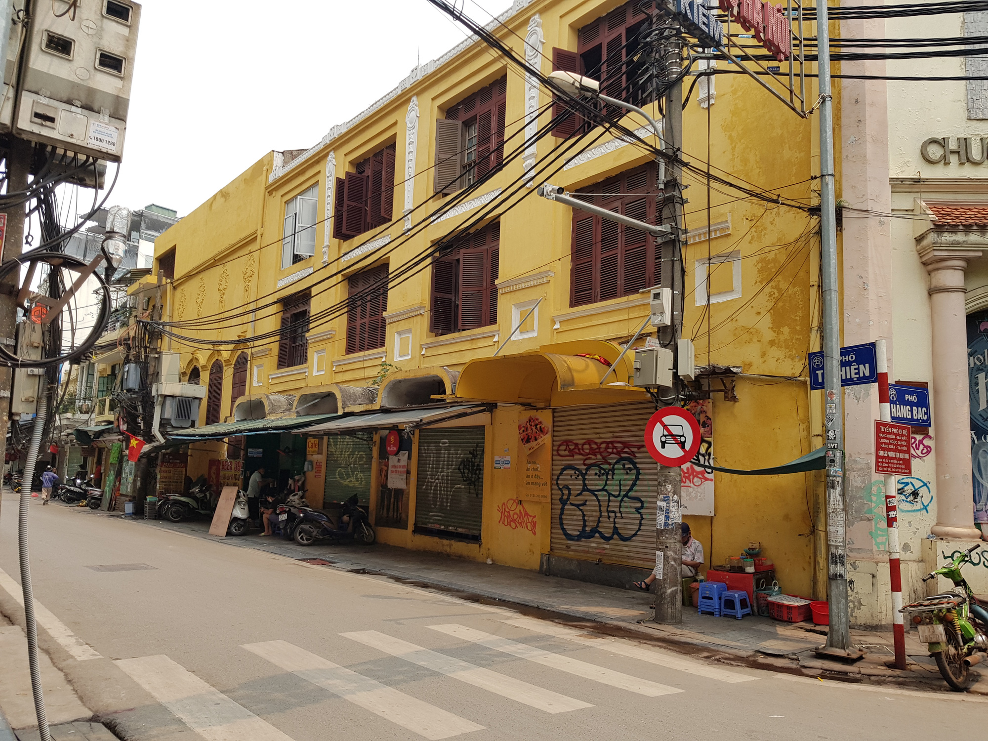 Nhiều phố Hà Nội không bóng người sau khuyến cáo người dân ở nhà, đóng cửa hàng quán để phòng chống Covid-19 - Ảnh 9. Nhiều phố Hà Nội không bóng người sau khuyến cáo người dân ở nhà, đóng cửa hàng quán để phòng chống Covid-19 - Ảnh 9.