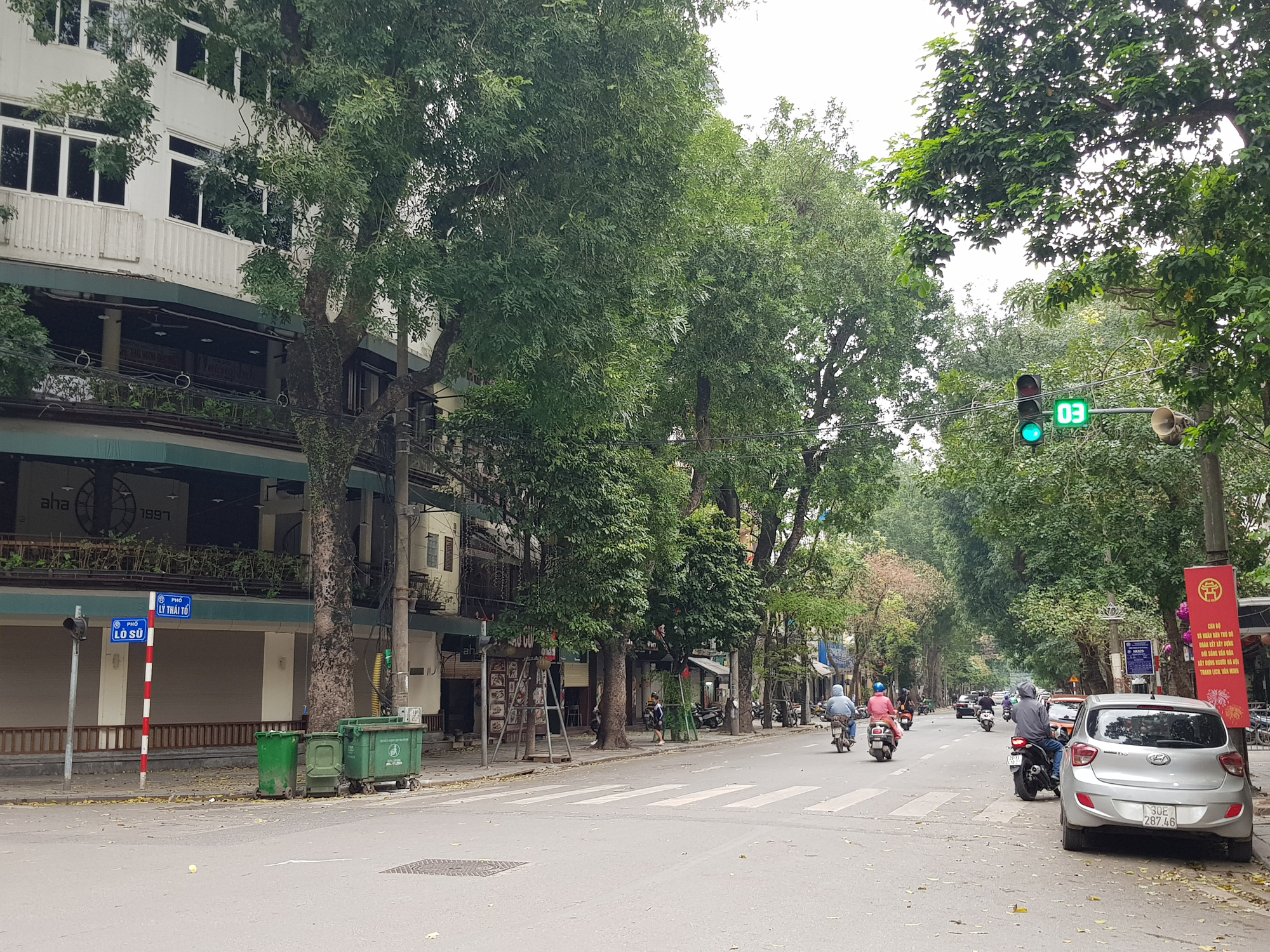 Sau lệnh tạm thời đóng cửa, nhiều đường phố Hà Nội thông thoáng như ngày Tết - Ảnh 8. Sau lệnh tạm thời đóng cửa, nhiều đường phố Hà Nội thông thoáng như ngày Tết - Ảnh 8.