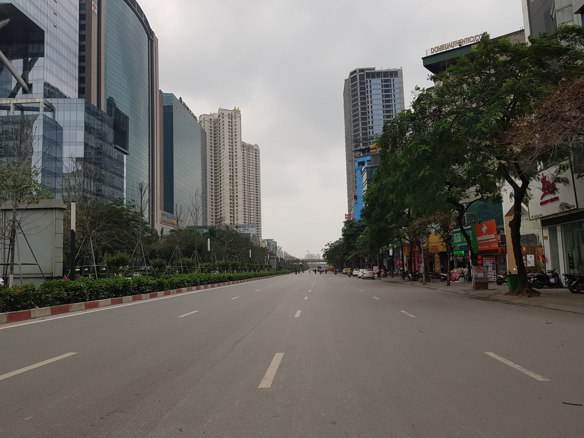 Sau lệnh tạm thời đóng cửa, nhiều đường phố Hà Nội thông thoáng như ngày Tết - Ảnh 10. Sau lệnh tạm thời đóng cửa, nhiều đường phố Hà Nội thông thoáng như ngày Tết - Ảnh 10.