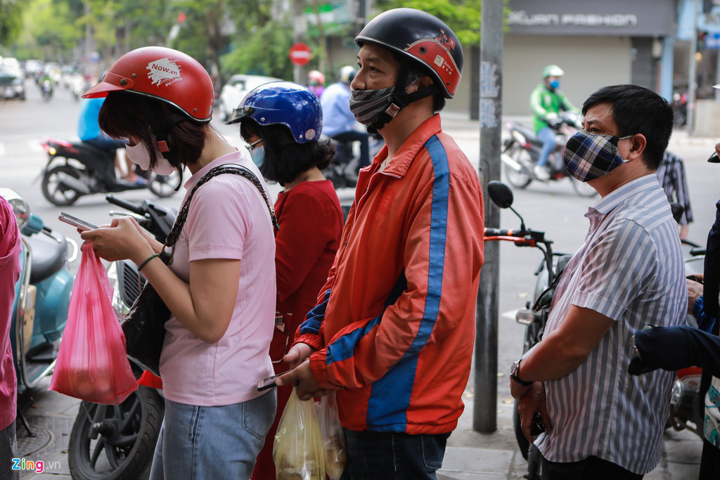 Xếp hàng dài tràn ra đường mua bánh trôi, bánh chay dù đang dịch - Ảnh 2. Xếp hàng dài tràn ra đường mua bánh trôi, bánh chay dù đang dịch - Ảnh 2.
