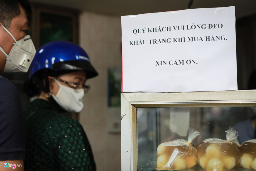 Xếp hàng dài tràn ra đường mua bánh trôi, bánh chay dù đang dịch - Ảnh 3. Xếp hàng dài tràn ra đường mua bánh trôi, bánh chay dù đang dịch - Ảnh 3.