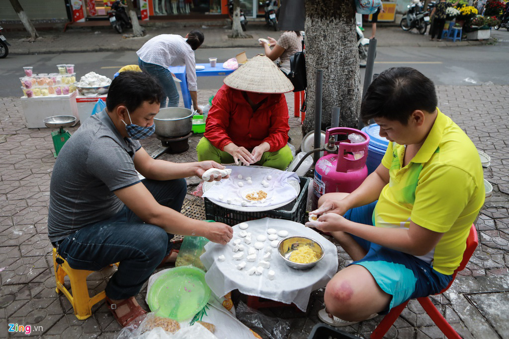 Xếp hàng dài tràn ra đường mua bánh trôi, bánh chay dù đang dịch - Ảnh 5. Xếp hàng dài tràn ra đường mua bánh trôi, bánh chay dù đang dịch - Ảnh 5.