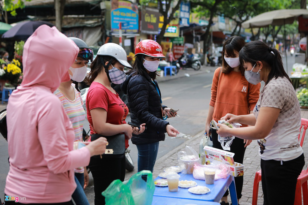 Xếp hàng dài tràn ra đường mua bánh trôi, bánh chay dù đang dịch - Ảnh 7. Xếp hàng dài tràn ra đường mua bánh trôi, bánh chay dù đang dịch - Ảnh 7.