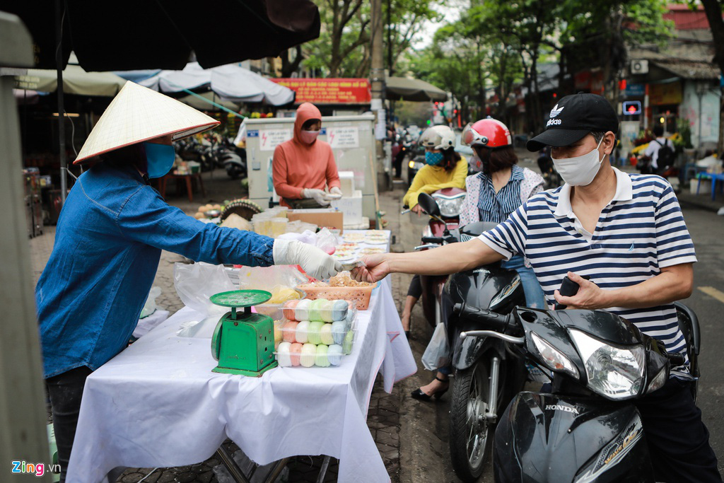 Xếp hàng dài tràn ra đường mua bánh trôi, bánh chay dù đang dịch - Ảnh 9. Xếp hàng dài tràn ra đường mua bánh trôi, bánh chay dù đang dịch - Ảnh 9.
