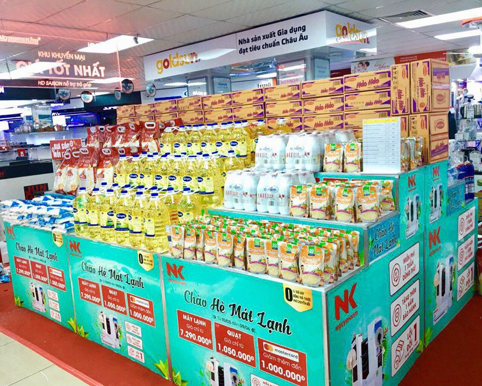 Giữa dịch Covid-19, siêu thị điện máy bán luôn mì gói, gạo, đường, dầu ăn, bột ngọt - Ảnh 1. Giữa dịch Covid-19, siêu thị điện máy bán luôn mì gói, gạo, đường, dầu ăn, bột ngọt - Ảnh 1.