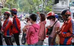 Xếp hàng dài tràn ra đường mua bánh trôi, bánh chay dù đang dịch