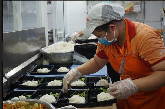 TP HCM lên kịch bản cung cấp suất ăn cho 500 người nhiễm Covid-19, 40.000 người cách li - Ảnh 1. TP HCM lên kịch bản cung cấp suất ăn cho 500 người nhiễm Covid-19, 40.000 người cách li - Ảnh 1.