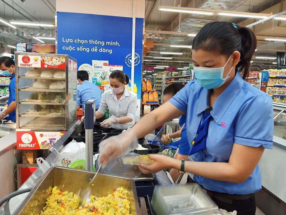 Số người cách li tập trung tăng đột biến, Saigon Co.op cung cấp 30.000 suất ăn mỗi ngày - Ảnh 1. Số người cách li tập trung tăng đột biến, Saigon Co.op cung cấp 30.000 suất ăn mỗi ngày - Ảnh 1.