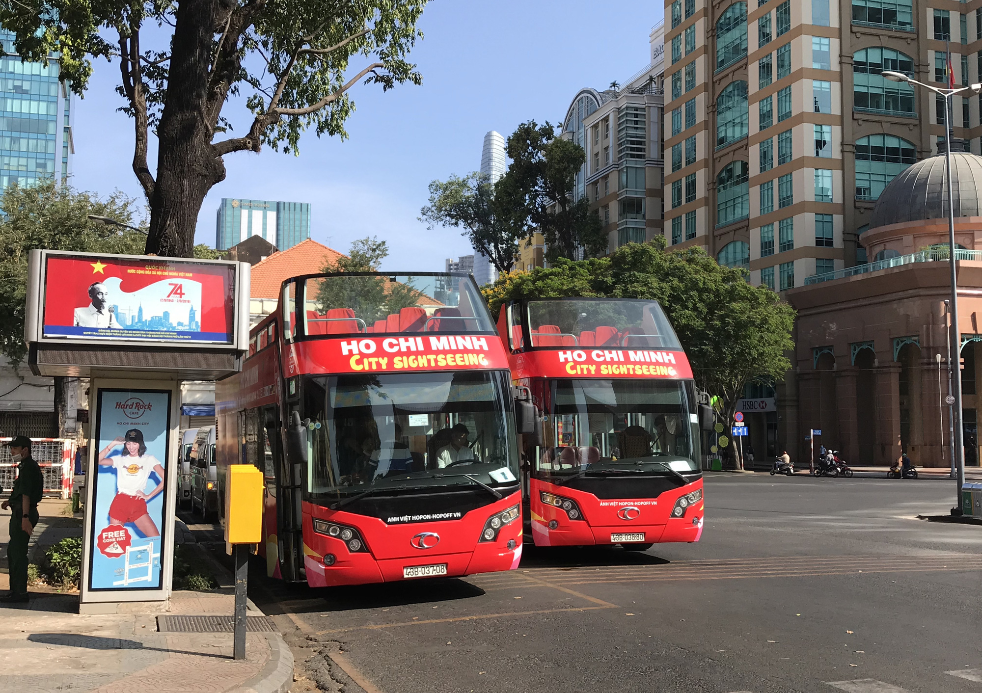 Từ ngày mai 27/3, người dân TP HCM không đeo khẩu trang ở nơi công cộng có thể bị phạt - Ảnh 2. Từ ngày mai 27/3, người dân TP HCM không đeo khẩu trang ở nơi công cộng có thể bị phạt - Ảnh 2.