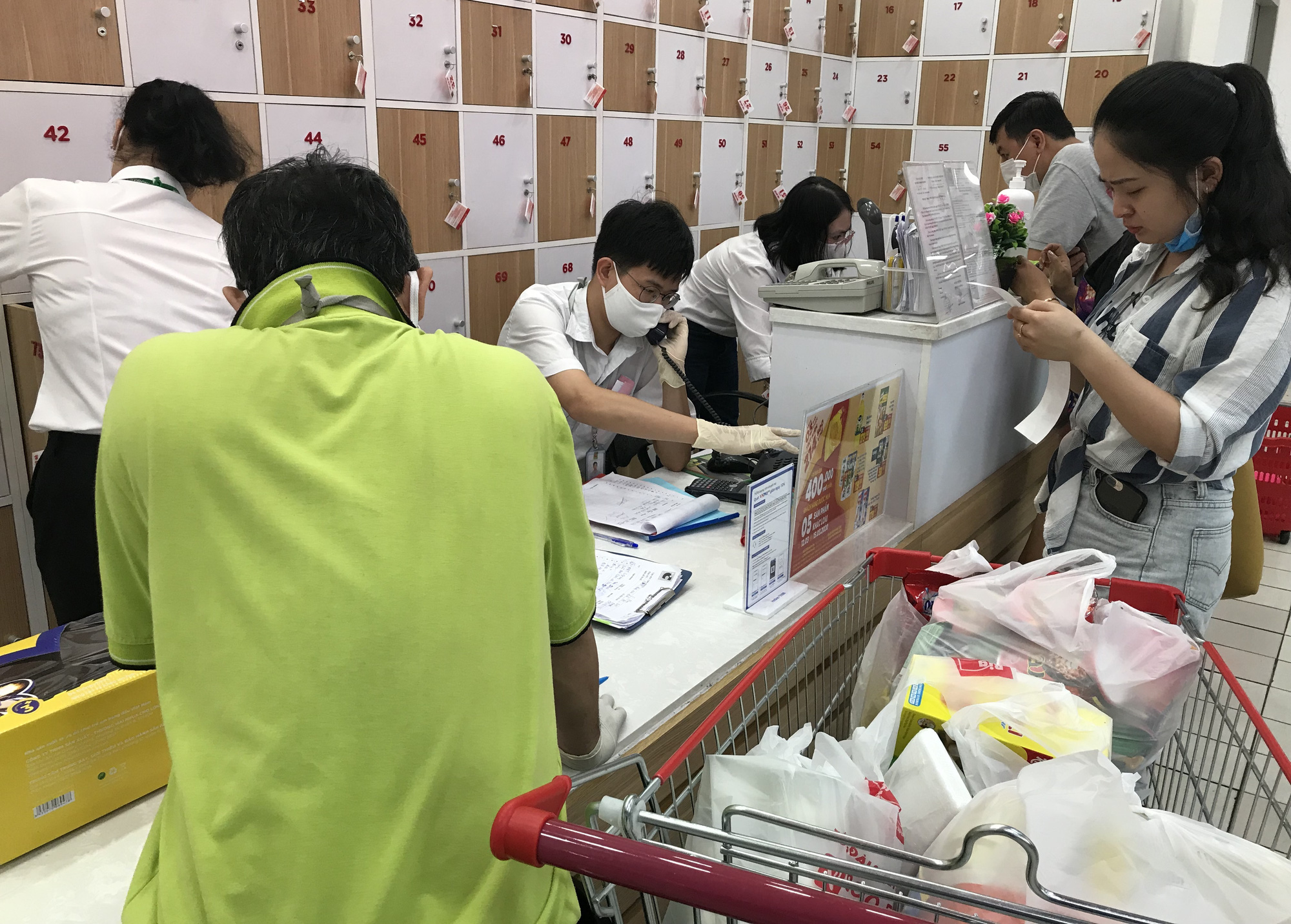Giữa dịch Covid-19, siêu thị điện máy bán luôn mì gói, gạo, đường, dầu ăn, bột ngọt - Ảnh 3. Giữa dịch Covid-19, siêu thị điện máy bán luôn mì gói, gạo, đường, dầu ăn, bột ngọt - Ảnh 3.