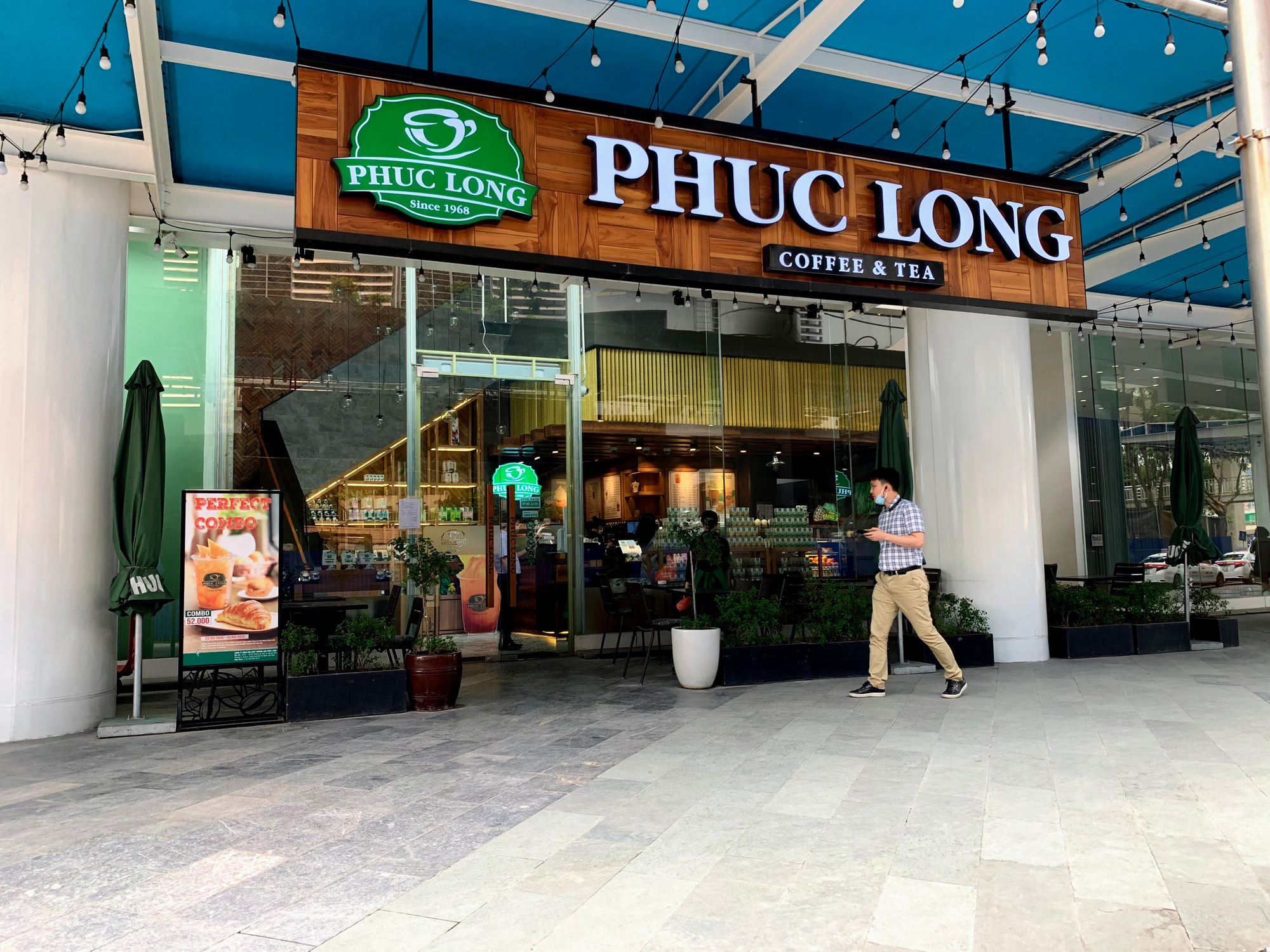 Bất chấp lệnh cấm, Phúc Long, Highland, Starbucks vẫn mở cửa đón khách - Ảnh 1.