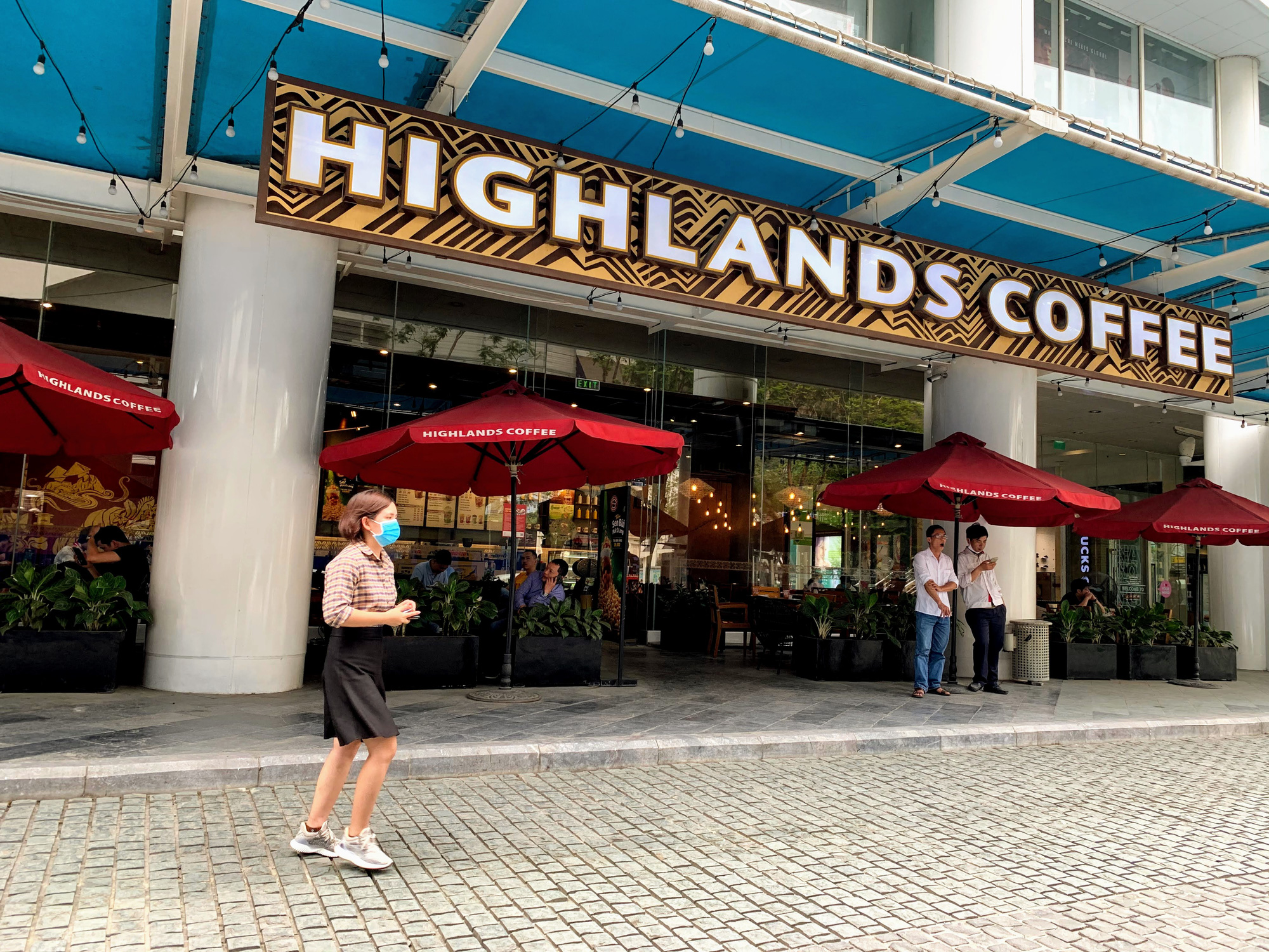 Bất chấp lệnh cấm, Phúc Long, Highland, Starbucks vẫn mở cửa đón khách - Ảnh 3.