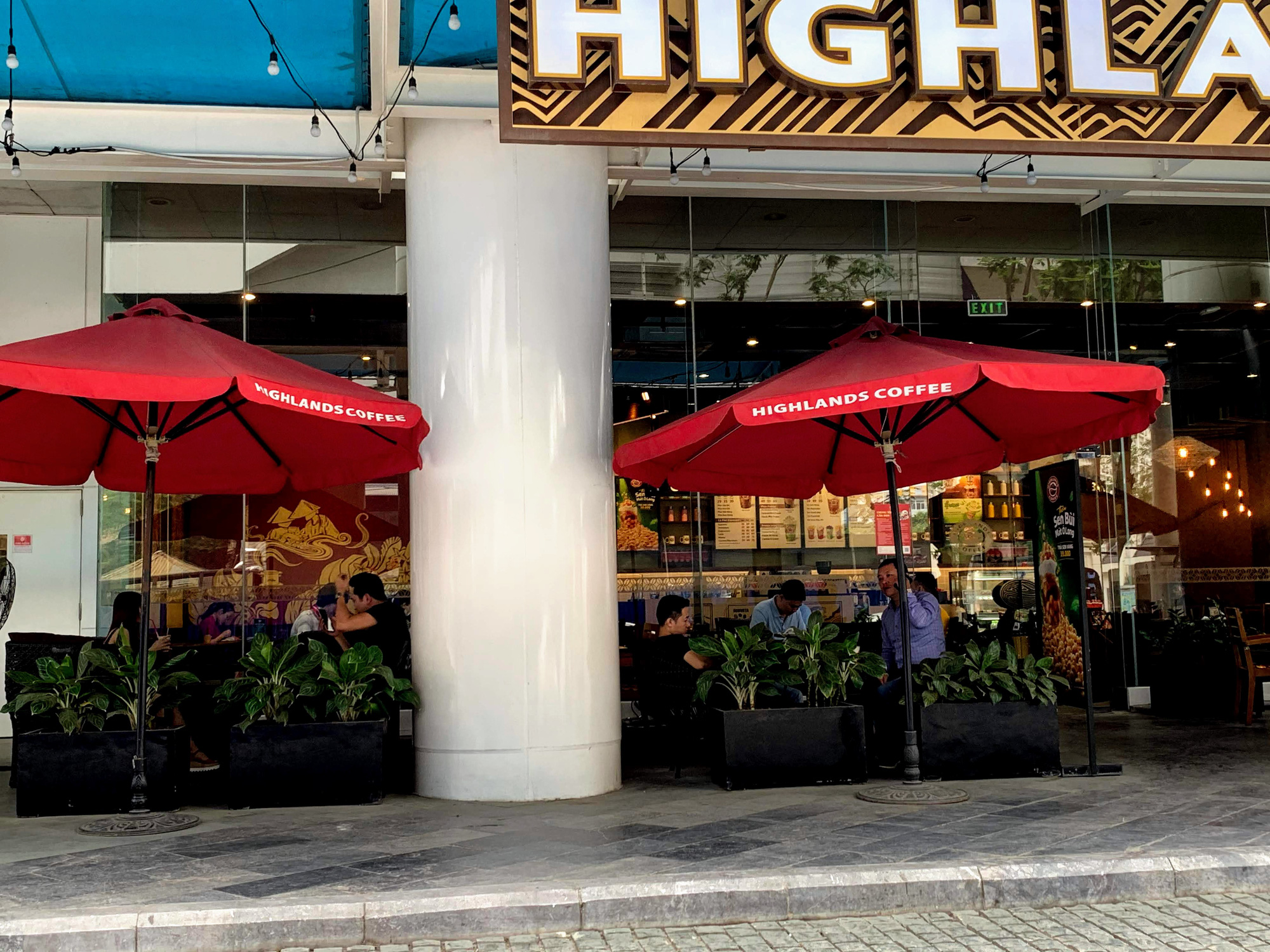 Bất chấp lệnh cấm, Phúc Long, Highland, Starbucks vẫn mở cửa đón khách - Ảnh 4.