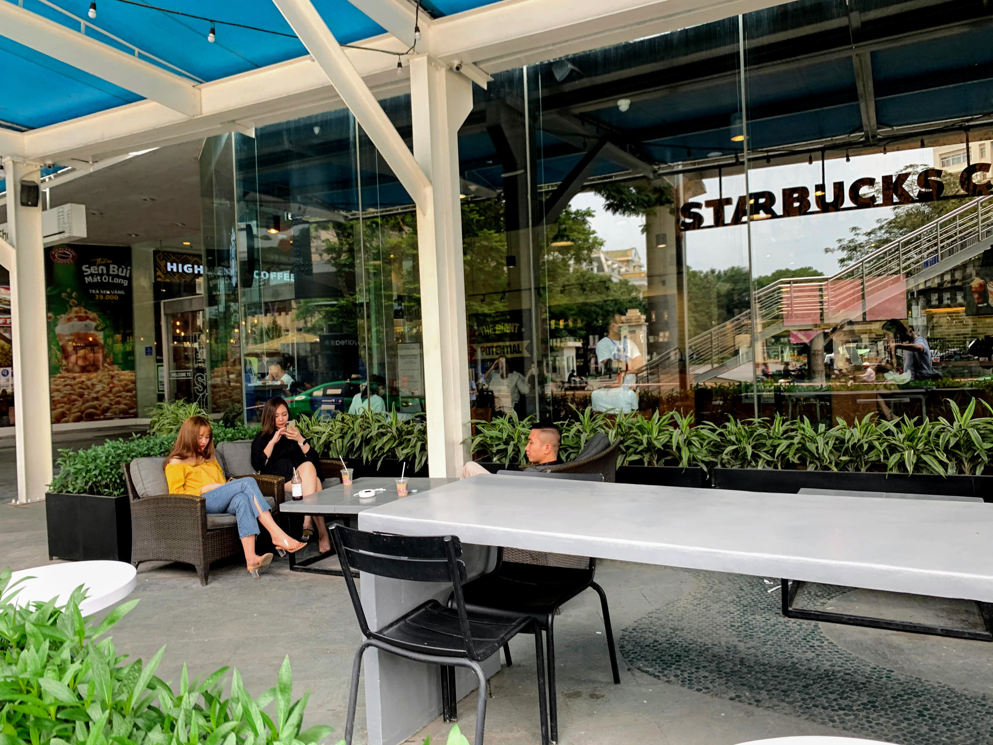 Bất chấp lệnh cấm, Phúc Long, Highland, Starbucks vẫn mở cửa đón khách - Ảnh 6.