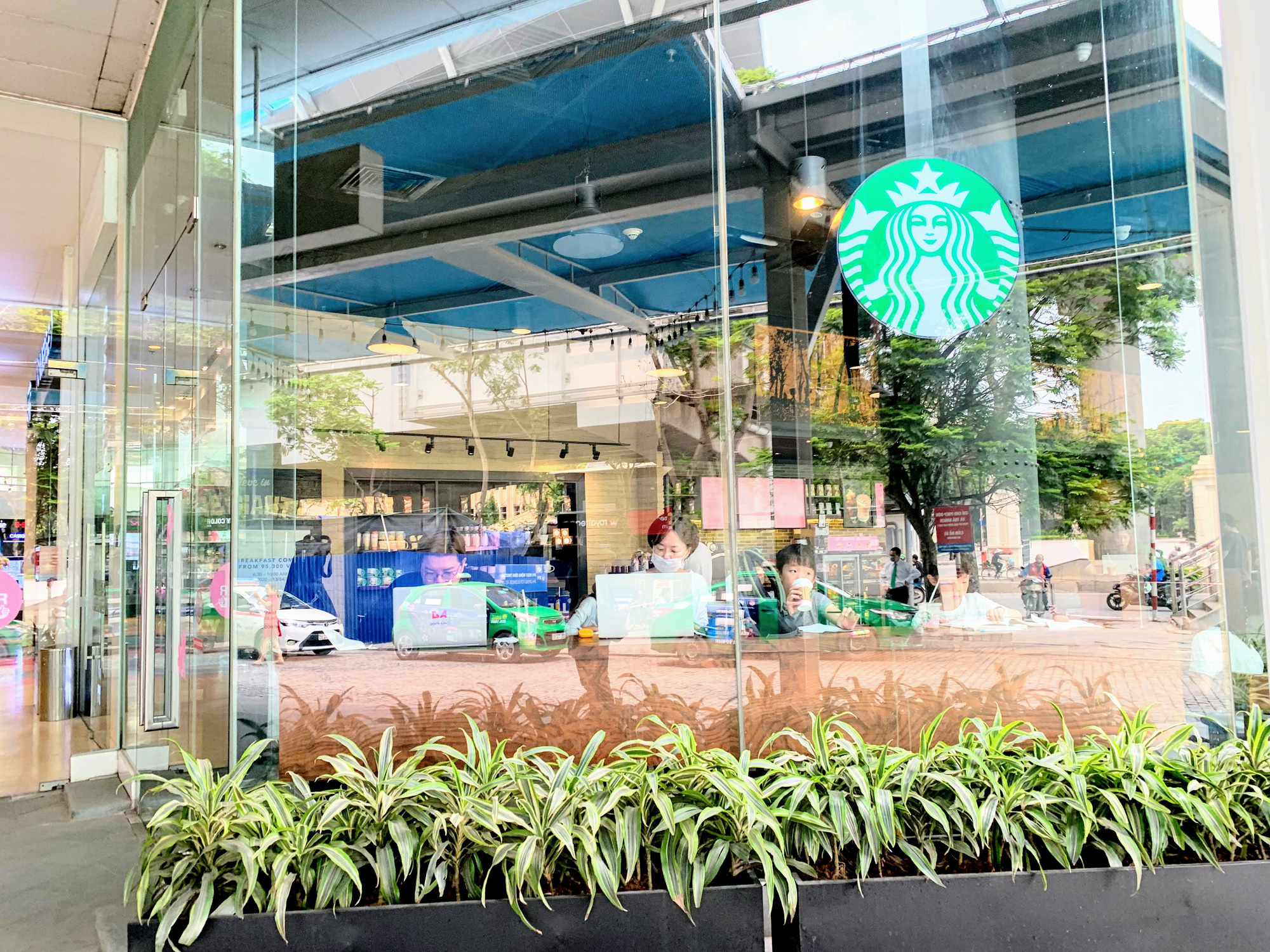 Bất chấp lệnh cấm, Phúc Long, Highland, Starbucks vẫn mở cửa đón khách - Ảnh 5.