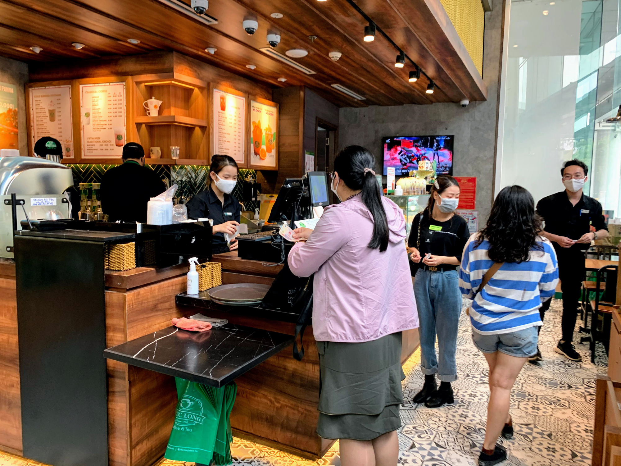 Bất chấp lệnh cấm, Phúc Long, Highland, Starbucks vẫn mở cửa đón khách - Ảnh 2.