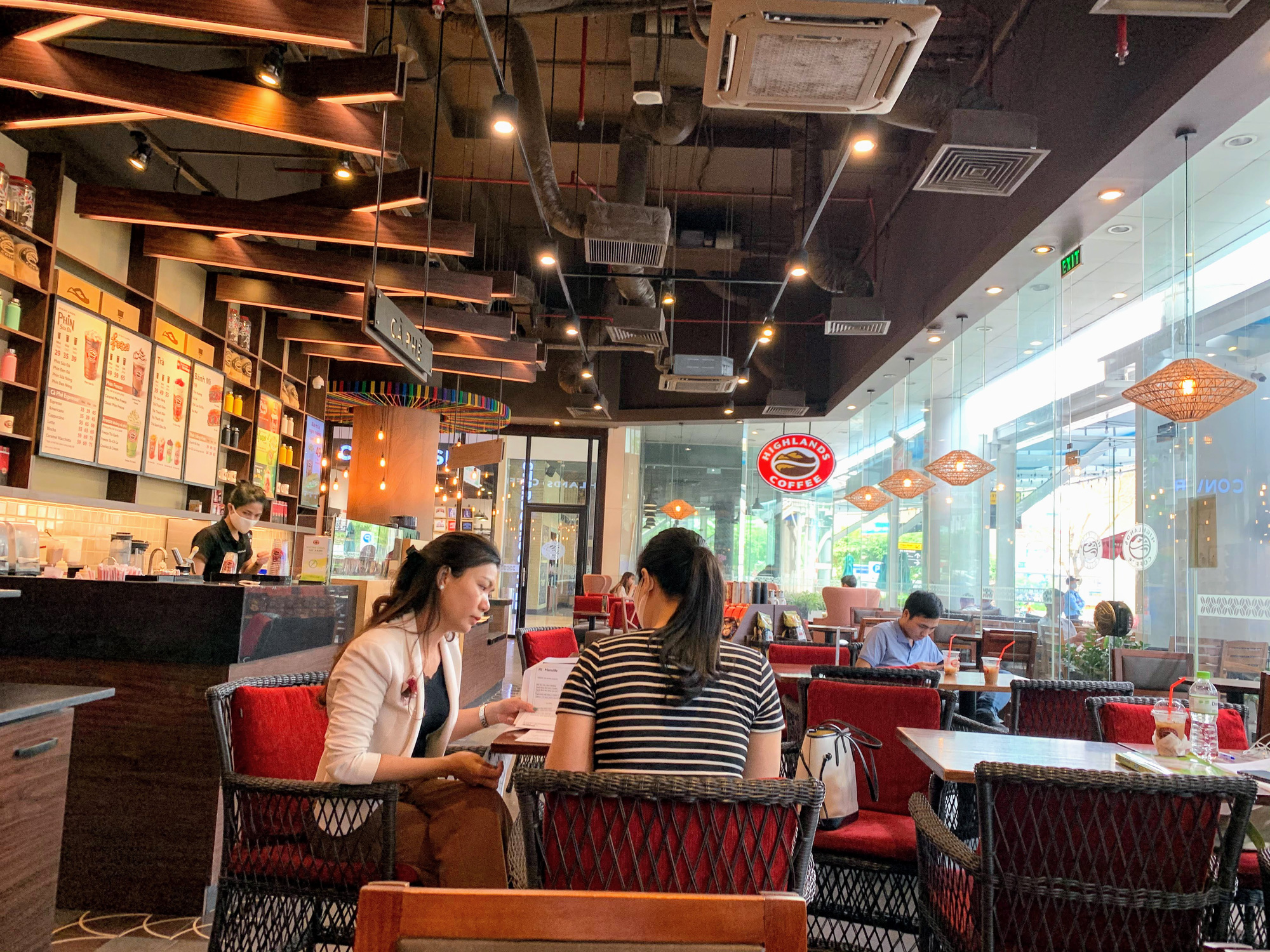 Bất chấp lệnh cấm, Phúc Long, Highland, Starbucks vẫn mở cửa đón khách - Ảnh 7.