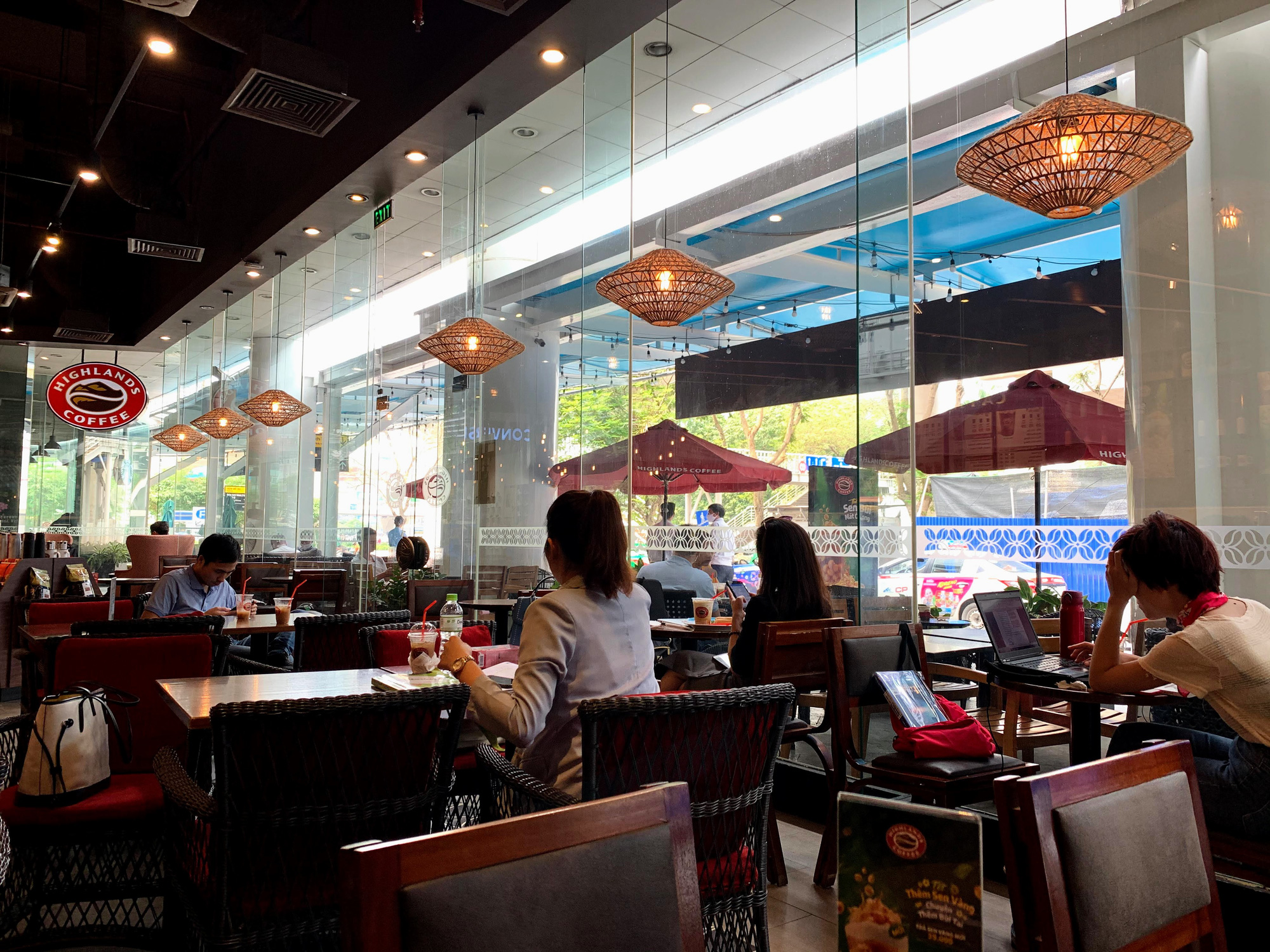 Bất chấp lệnh cấm, Phúc Long, Highland, Starbucks vẫn mở cửa đón khách - Ảnh 8.