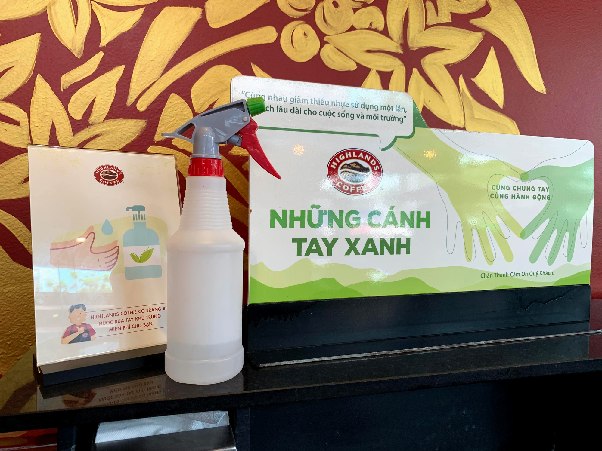 Bất chấp lệnh cấm, Phúc Long, Highland, Starbucks vẫn mở cửa đón khách - Ảnh 10.