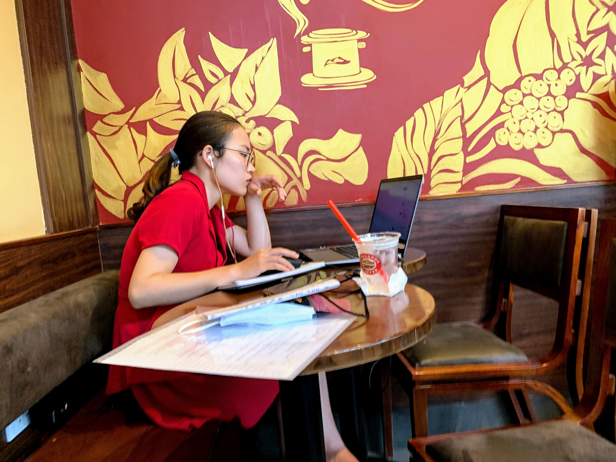 Bất chấp lệnh cấm, Phúc Long, Highland, Starbucks vẫn mở cửa đón khách - Ảnh 9.