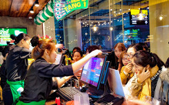 Sáng nay tại Hà Nội, Phúc Long, Highlands, Starbucks vẫn mở cửa đón khách