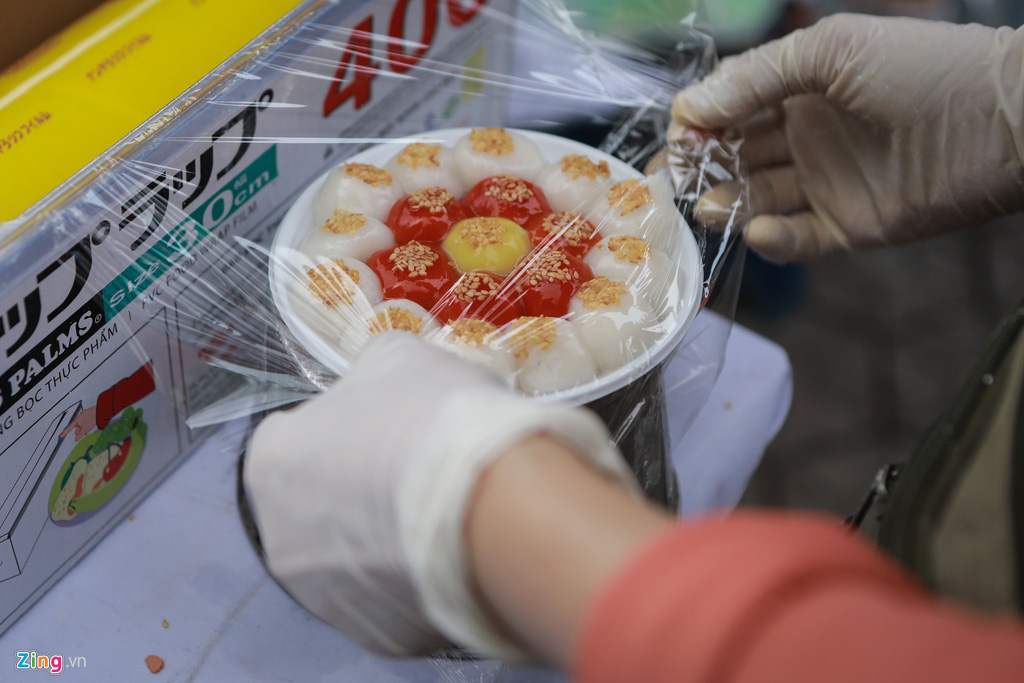 Xếp hàng dài tràn ra đường mua bánh trôi, bánh chay dù đang dịch - Ảnh 4. Xếp hàng dài tràn ra đường mua bánh trôi, bánh chay dù đang dịch - Ảnh 4.